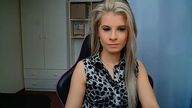 Snapshot of KristineGlow chatting on 06.01.26 KristineGlow online show from 06.01.26