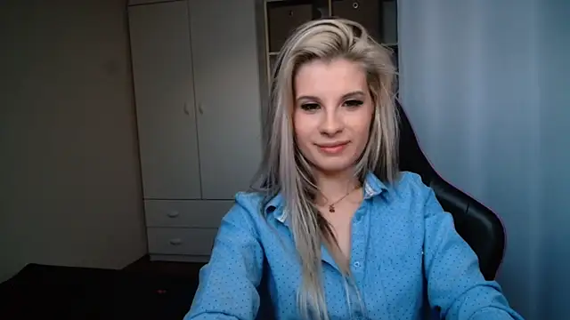 Snapshot of KristineGlow chatting on 06.16.26 KristineGlow online show from 06.16.26