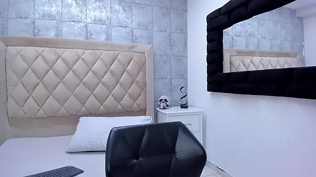 RoxanneStorm  online show from 11.11.25