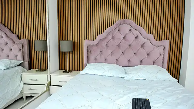 RoxanneStorm  online show from 11.24.25