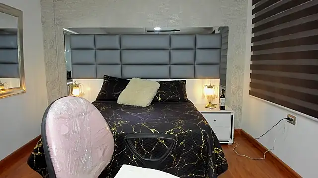 Snapshot of Lucia_jane chatting on 11.24.25 Lucia jane online show from 11.24.25