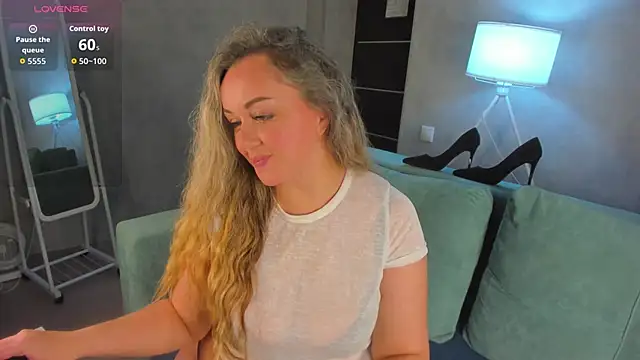 Snapshot of Sky_Kuper chatting on 06.19.26 Sky Kuper online show from 06.19.26