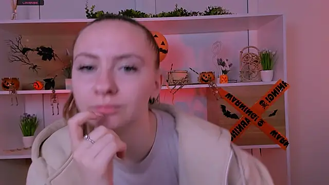 mila glow1 online show from 11.03.25