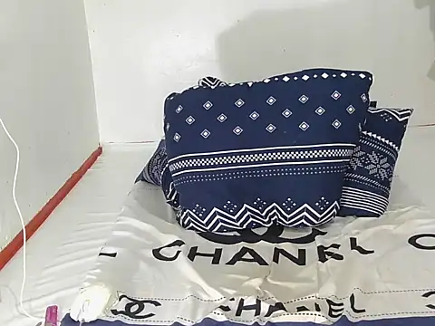 Snapshot of angelcum000 chatting on 11.30.25 angelcum000 online show from 11.30.25