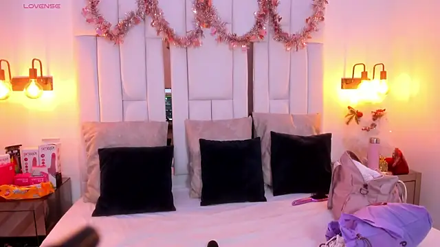 Snapshot of miyu_lu chatting on 12.17.25 miyu lu online show from 12.17.25