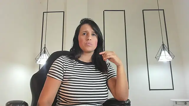 Snapshot of victoria_fooxx chatting on 10.14.25 victoria fooxx online show from 10.14.25