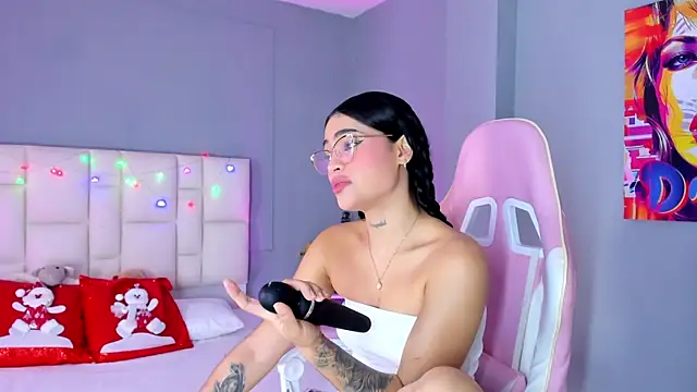 Snapshot of SammyRose_ chatting on 11.30.25 SammyRose online show from 11.30.25