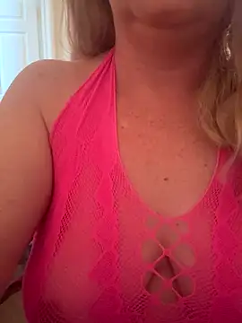 Snapshot of Zoe-101 chatting on 10.30.25 Zoe-101 online show from 10.30.25