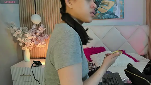 Mila Hank  online show from 04.25.26