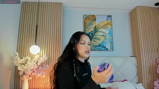 Mila Hank  online show from 05.03.26