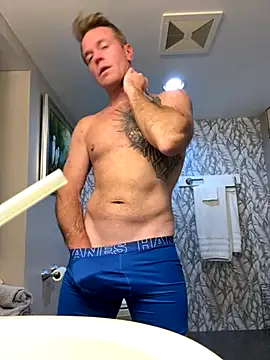 Snapshot of DILFiGuess11 chatting on 10.23.25 DILFiGuess11 online show from 10.23.25