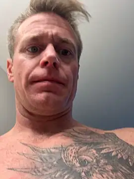 Snapshot of DILFiGuess11 chatting on 10.28.25 DILFiGuess11 online show from 10.28.25