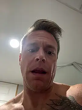 Snapshot of DILFiGuess11 chatting on 11.25.25 DILFiGuess11 online show from 11.25.25