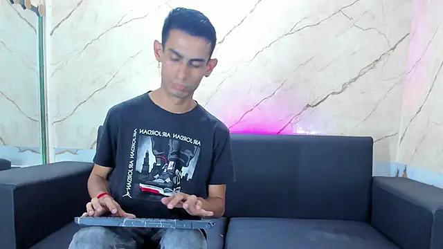 Snapshot of Golldens_Dreamss chatting on 09.18.25 Golldens Dreamss online show from 09.18.25