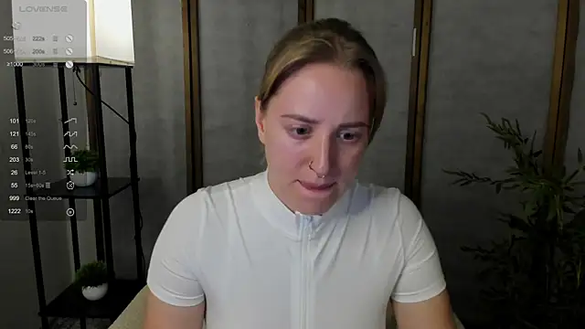 Snapshot of Alice_Cire chatting on 10.10.25 Alice Cire online show from 10.10.25