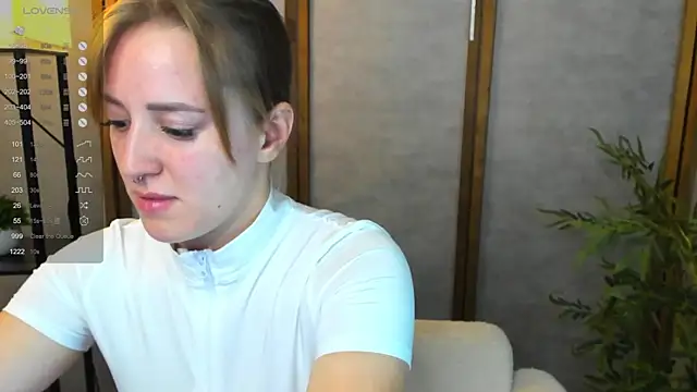 Snapshot of Alice_Cire chatting on 10.13.25 Alice Cire online show from 10.13.25