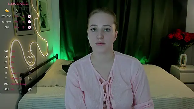 Snapshot of Alice_Cire chatting on 11.22.25 Alice Cire online show from 11.22.25