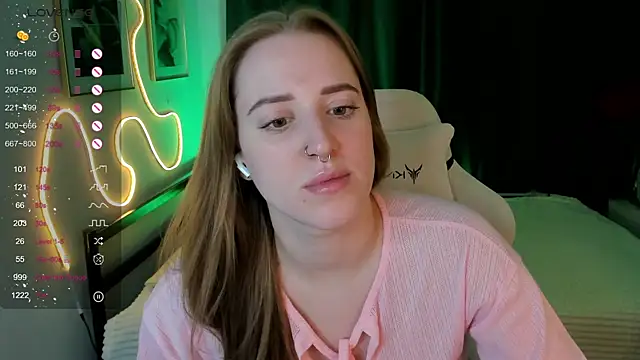 Snapshot of Alice_Cire chatting on 12.18.25 Alice Cire online show from 12.18.25