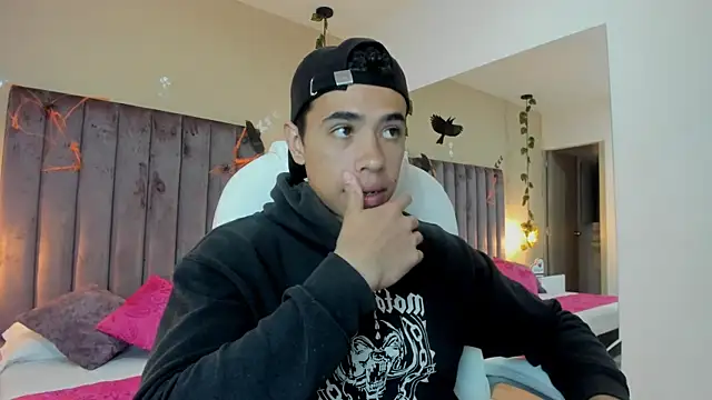 Snapshot of Muscle_Scott chatting on 10.07.25 Muscle Scott online show from 10.07.25