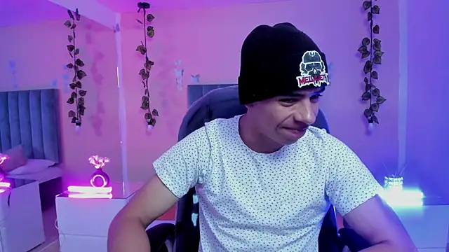 Snapshot of Muscle_Scott chatting on 11.05.25 Muscle Scott online show from 11.05.25