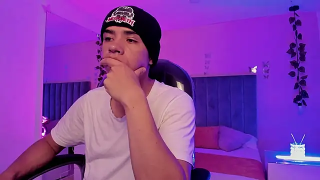 Snapshot of Muscle_Scott chatting on 11.12.25 Muscle Scott online show from 11.12.25