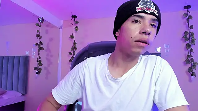 Snapshot of Muscle_Scott chatting on 11.18.25 Muscle Scott online show from 11.18.25