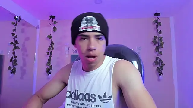 Snapshot of Muscle_Scott chatting on 11.19.25 Muscle Scott online show from 11.19.25