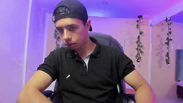 Snapshot of Muscle_Scott chatting on 12.04.25 Muscle Scott online show from 12.04.25