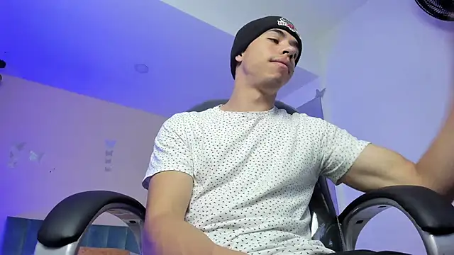 Snapshot of Muscle_Scott chatting on 12.14.25 Muscle Scott online show from 12.14.25