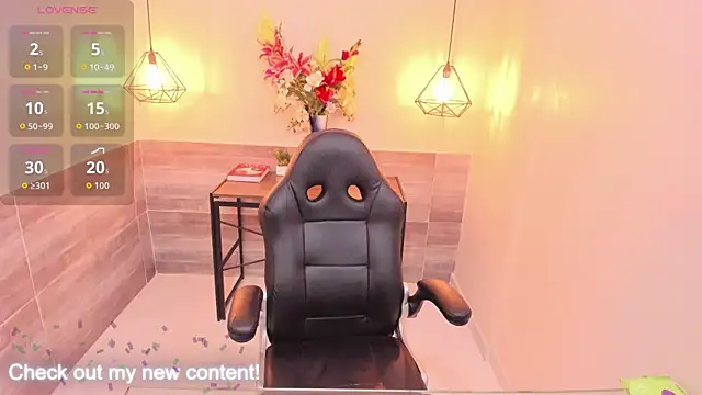 Snapshot of HatsaJones chatting on 11.25.25 HatsaJones online show from 11.25.25