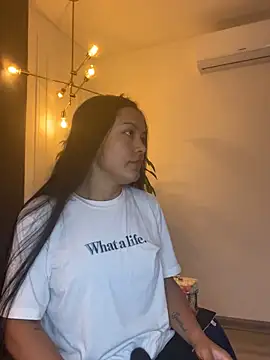 Snapshot of TiffanyyLam chatting on 09.21.25 TiffanyyLam online show from 09.21.25