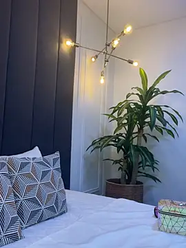 TiffanyyLam online show from 10.17.25