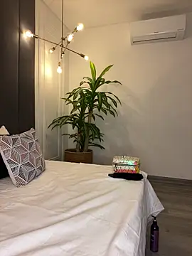 Snapshot of TiffanyyLam chatting on 10.19.25 TiffanyyLam online show from 10.19.25