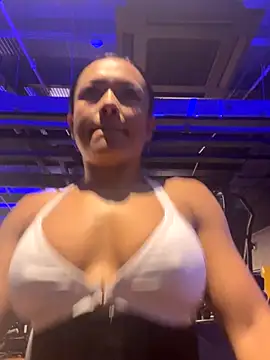 Snapshot of TiffanyyLam chatting on 10.24.25 TiffanyyLam online show from 10.24.25