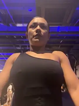 Snapshot of TiffanyyLam chatting on 10.28.25 TiffanyyLam online show from 10.28.25