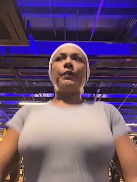 Snapshot of TiffanyyLam chatting on 11.04.25 TiffanyyLam online show from 11.04.25