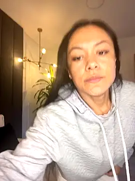 Snapshot of TiffanyyLam chatting on 11.08.25 TiffanyyLam online show from 11.08.25