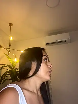 Snapshot of TiffanyyLam chatting on 12.16.25 TiffanyyLam online show from 12.16.25