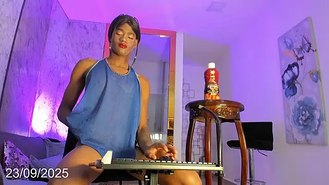 Snapshot of shantal_chocolet chatting on 09.23.25 shantal chocolet online show from 09.23.25