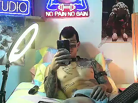 Snapshot of Strongcockfitness chatting on 10.29.25 Strongcockfitness online show from 10.29.25