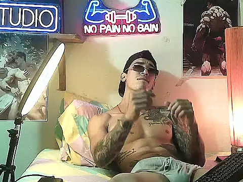 Snapshot of Strongcockfitness chatting on 11.04.25 Strongcockfitness online show from 11.04.25