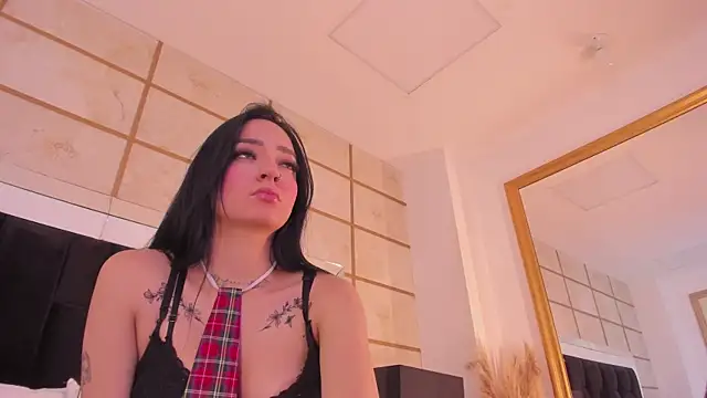 Snapshot of RoxyLior chatting on 12.23.25 RoxyLior online show from 12.23.25