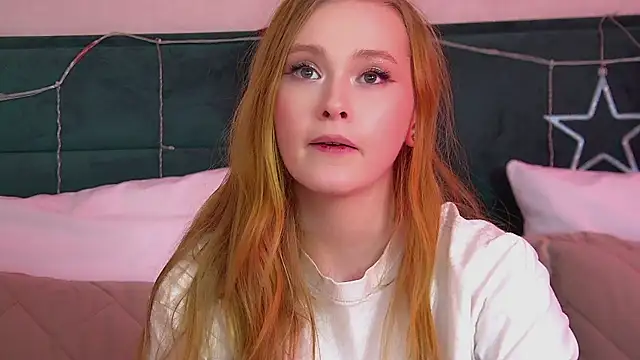 Snapshot of AgataFoxley chatting on 12.18.25 AgataFoxley online show from 12.18.25