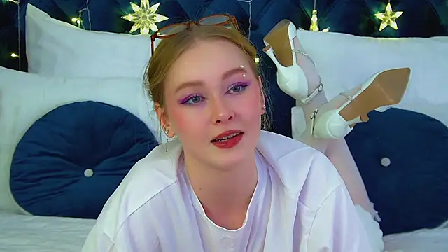 Snapshot of AgataFoxley chatting on 12.20.25 AgataFoxley online show from 12.20.25