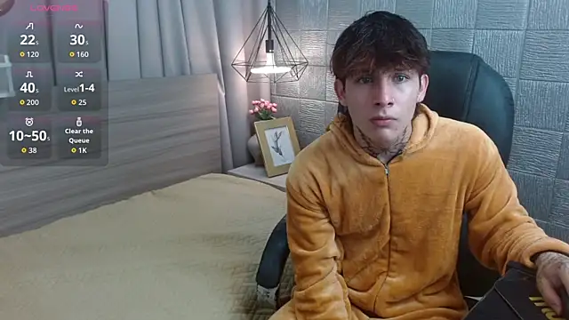 Snapshot of Iantwink18 chatting on 09.10.25 Iantwink18 online show from 09.10.25