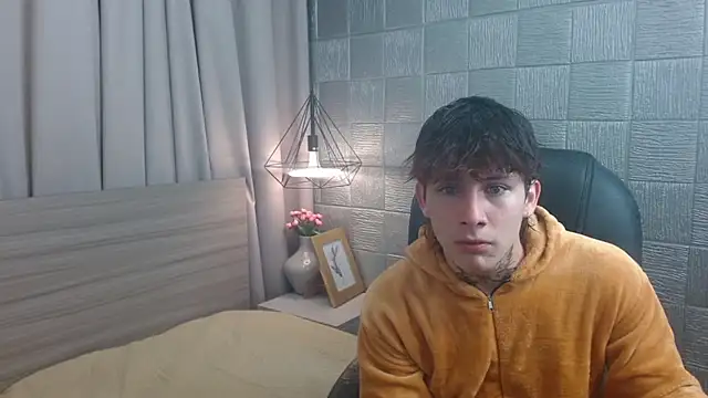 Snapshot of Iantwink18 chatting on 09.11.25 Iantwink18 online show from 09.11.25