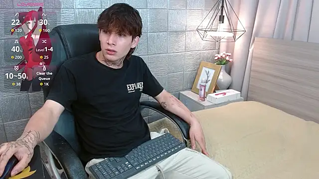 Snapshot of Iantwink18 chatting on 09.16.25 Iantwink18 online show from 09.16.25