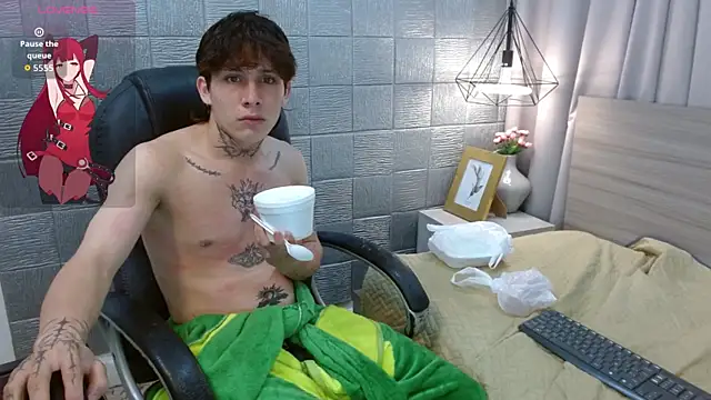 Snapshot of Iantwink18 chatting on 09.17.25 Iantwink18 online show from 09.17.25