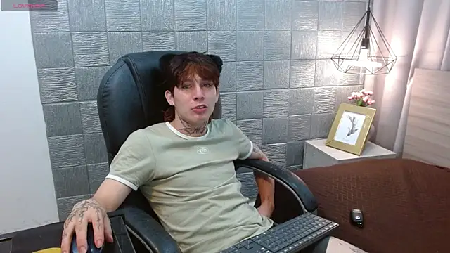 Snapshot of Iantwink18 chatting on 09.22.25 Iantwink18 online show from 09.22.25