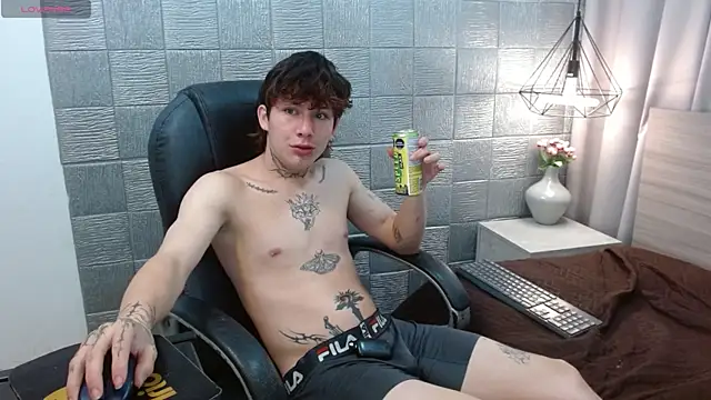 Snapshot of Iantwink18 chatting on 09.23.25 Iantwink18 online show from 09.23.25